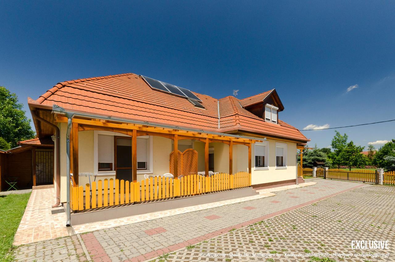 Barbara Apartmanhaz Kehidakustany Luaran gambar