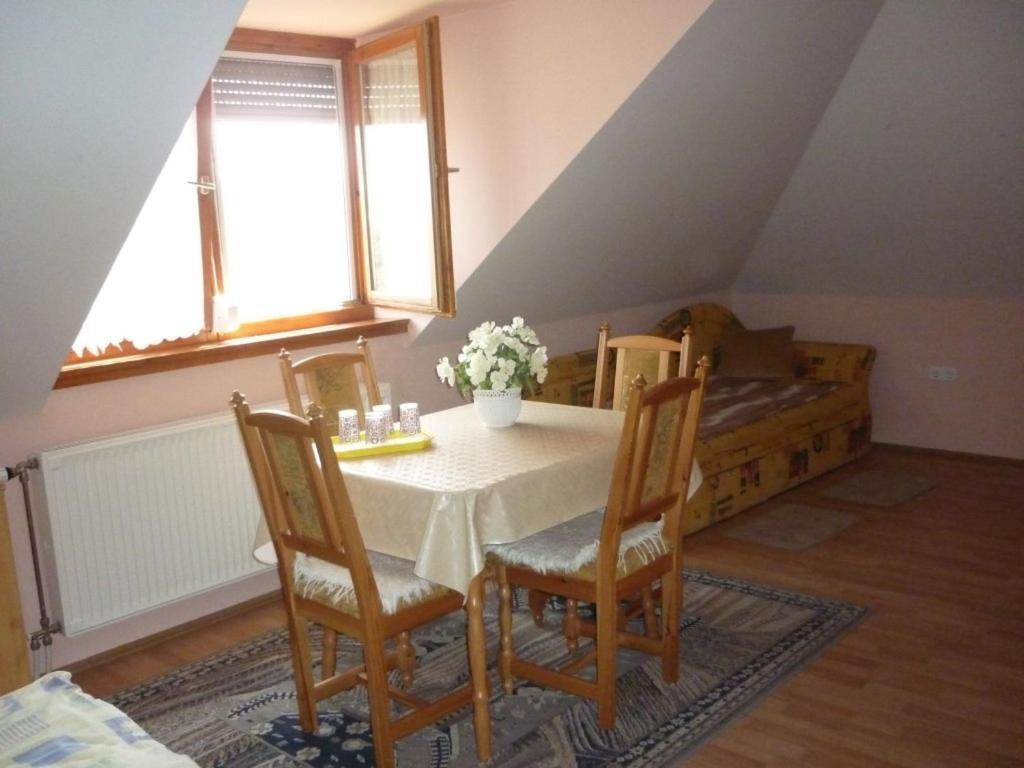 Barbara Apartmanhaz Kehidakustany Luaran gambar